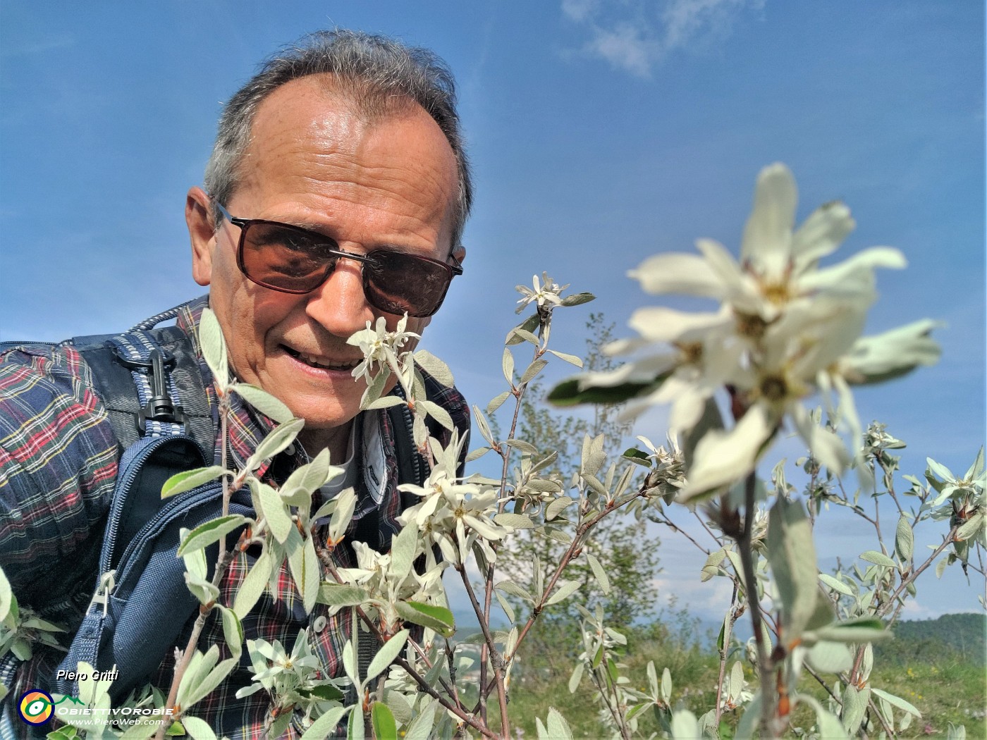 46 Selfie con Amelanchier ovalis (Pero corvino).jpg